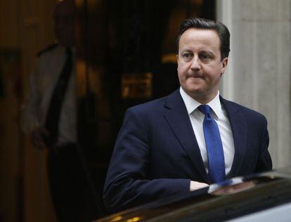 David Cameron sale de Downing Street para dirigirse al Parlamento.