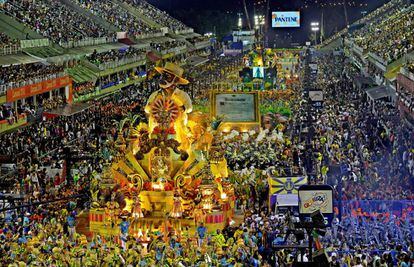 Vista general del sambódromo durante el desfile de la escuela Paraiso do Tuiuti en el sambódromo de Río de Janeiro (Brasil), el 12 de febrero de 2018.