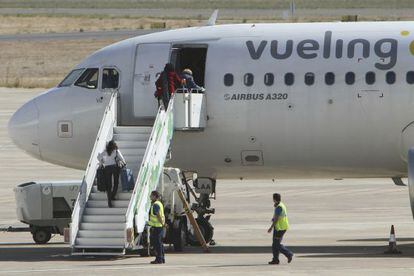 Varios pasajeros suben a un Airbus A320 de Vueling. 