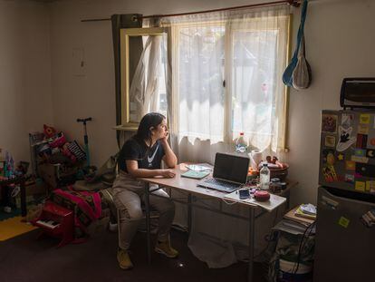 Jahnavi Zapata, en el departamento que arrienda en el sector poniente de Santiago de Chile.