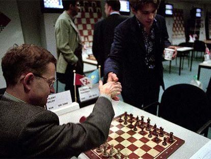 Dos ajedrecistas se saludan antes de su partida en un campeonato.