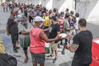Voluntarios distribuyen comida a personas pobres de Río de Janeiro, en abril.