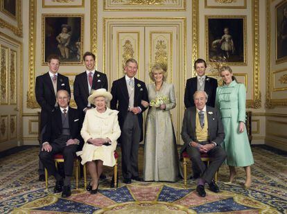 El 9 de abril de 2005, Carlos de Inglaterra y Camila de Cornualles se casaban en la capilla de San Jorge del castillo de Windsor. En la imagen, la foto de familia, en la que el nuevo matrimonio posa junto a la reina Isabel, el duque de Edimburgo, Guillermo y Enrique de Inglaterra (a la izquierda); Laura y Tom, hijos de Camila, y Bruce Shand, su padre (a la derecha).