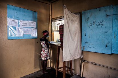 Una usuaria del programa de metadona de MSF aguarda a que el enfermero le prepare su dosis en el centro de salud de Alto-Maé, en Maputo, Mozambique, el 22 de junio de 2021. Pincha en la imagen para ver la fotogalería completa. 