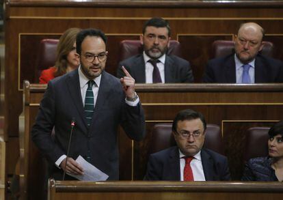 Antonio Hernando en la sesión de control al Gobierno.