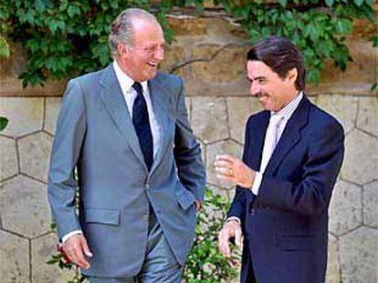 El rey Juan Carlos y José María Aznar conversan, ayer, en el palacio de Marivent, en Palma de Mallorca.