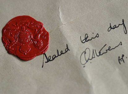 Detalle del sello y el sobre externos con fecha y firma.