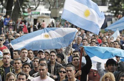 Suboficiales de la Prefectura Naval Argentina se manifiestan el martes en Buenos Aires.