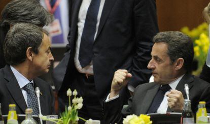 Jose Luis Rodríguez Zapatero charla con el presidente francés, Nicolas Sarkozy, antes de una reunión del  Consejo Europeo, el 24 de marzo de 2011.