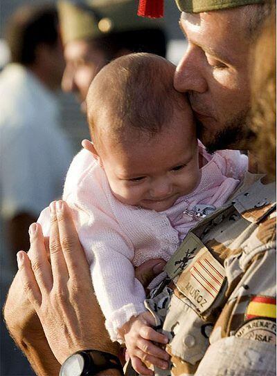 Un soldado abraza a su bebé tras la llegada a Almería del contingente de 140 militares destinados en las fuerzas de paz de la OTAN en Afganistán
