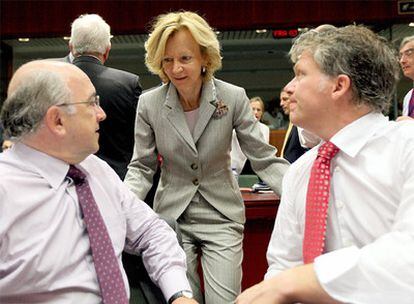 Elena Salgado, con Joaquín Almunia (a la izquierda) y el ministro holandés de Finanzas, Wouter Ros.