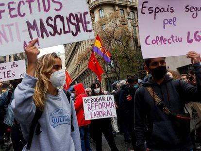 Manifestantes por las calles de Barcelona.