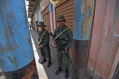 Los miembros del Ejército resguardan una calle en Tumeremo, donde desaparecieron los mineros venezolanos.