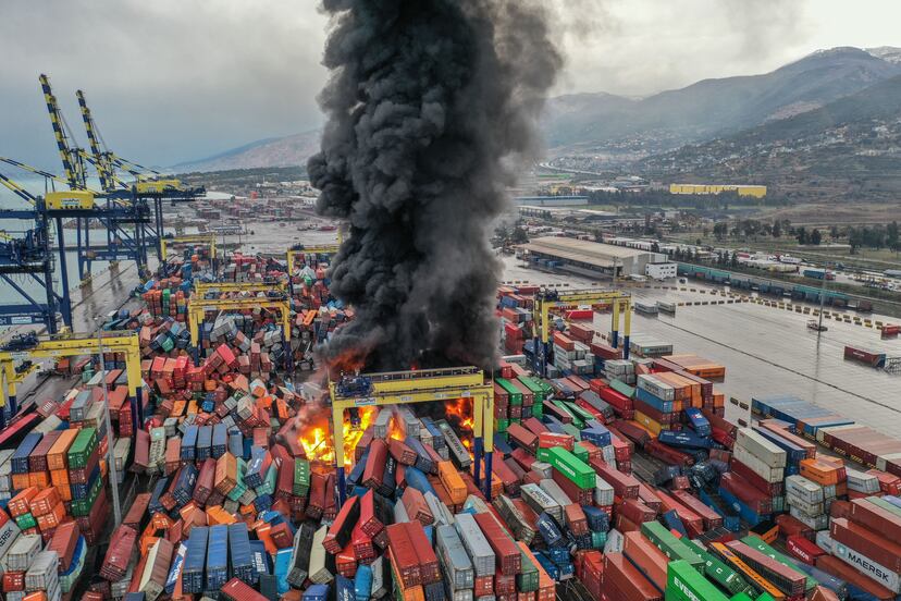 Varios contenedores arden tras el terremoto en el puerto de Hatay, Turquía.