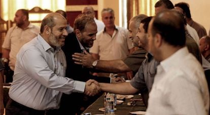 El dirigente de Hamás Jalil al Hayya (izquierda), a su llegada a una reunión con grupos palestinos en Gaza. 