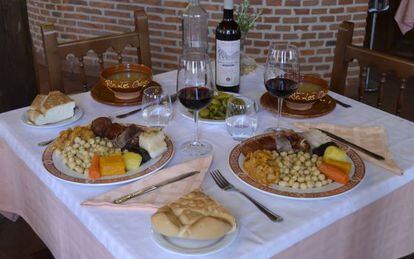 Cocido castellano del restaurante Los Chicos, en Villaverde de &Iacute;scar, provincia de Segovia.