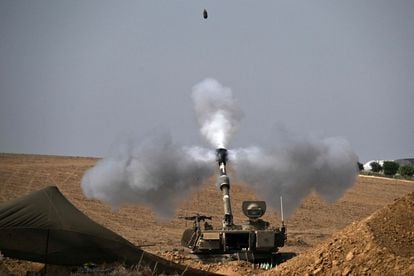 El ejército israelí lanza morteros hacia la franja de Gaza, este sábado.