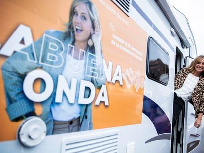 Aruca Gómez, candidata de Ciudadanos a la Comunidad de Madrid, se asoma este miércoles a la puerta de su caravana, la Arucamóvil, al término de un acto de campaña en Alcorcón.