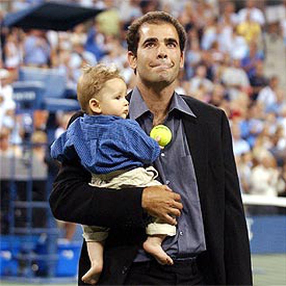 El tenista Pete Sampras, con su hijo en brazos, anuncia su retirada