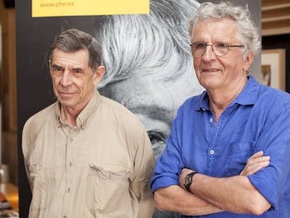 Los fot&oacute;grafos Crist&oacute;bal Hara (izquierda) y Harry Gruyaert, en la entrega de los premios de PHotoEspa&ntilde;a, en Madrid.
