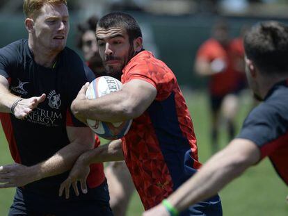 Rafa de Santiago, del equipo de rugby 7 español, avanza ante dos oponentes en San Francisco en 2016.