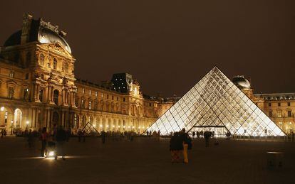 La pirámide del museo del Louvre, en París, diseñada por Ieoh Ming Pei.