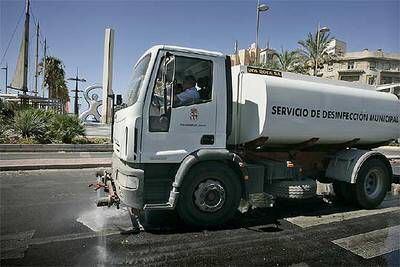 Un camión de desinfección en Almería, tras el cese de la huelga de basura que ha afectado a la capital.
