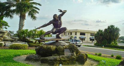 Estatua en honor de Kelly Slater, 11 veces campeón mundial de surf.
