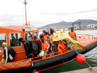 Trabajadores de Cruz Roja atienden a los 30 inmigrantes de origen subsahariano trasladados a Melilla este viernes.