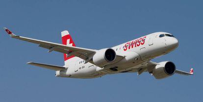 El nuevo Bombardier CS100 de Swiss vuela sobre Z&uacute;rich.