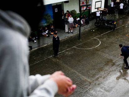 Un grupo de adolescentes en el patio del colegio.