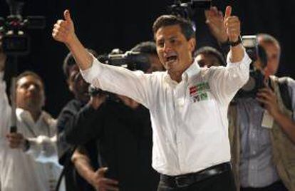 El presidente electo de México, Enrique Peña Nieto, fotografiado el 30 de marzo de 2012, durante un acto de su campaña para las elecciones. EFE/Archivo