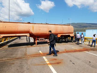 Contenedores permanecen bloqueando el Puente de Tienditas que conecta el estado Táchira (Venezuela) con el departamento de Norte de Santander (Colombia).