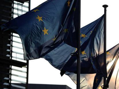 Banderas de la UE ante la sede de la Comisión Europea.  