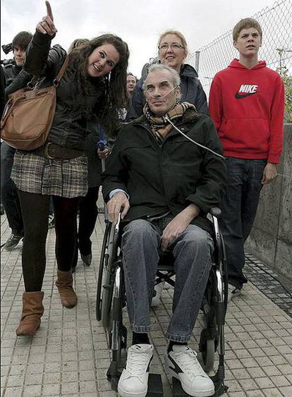 Tras ocho meses internado, el profesor abandona el Hospital de Puerta de Hierro de Madrid, donde se ha recuperado de la agresión que sufrió al defender a una mujer de su pareja.