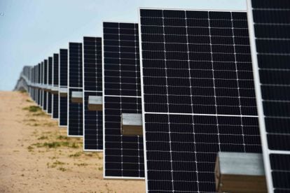 Durante el acto, el presidente ha asegurado que México trabaja en la implementación de energías verdes para cumplir con su parte en el cuidado del medio ambiente. En la imagen, algunos de los paneles solares que integran la central fotovoltaica de Puerto Peñasco. 