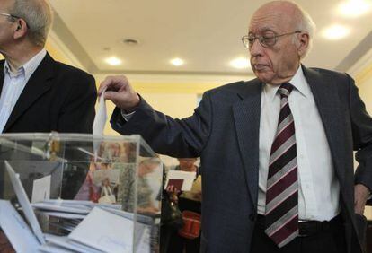 Un ciudadano español vota en el consulado en Buenos Aires (Argentina).