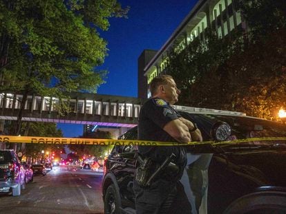 Un policía es testigo de la vigilia que se celebra en honor de las víctimas del tiroteo del centro de Sacramento.