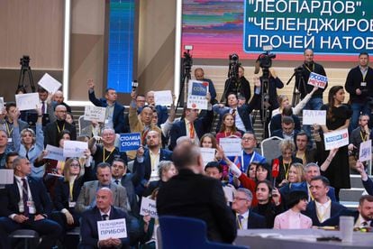 This group photograph distributed by the Russian state agency Sputnik shows Russian President Vladimir Putin holding his year-end press conference this Thursday in Moscow.