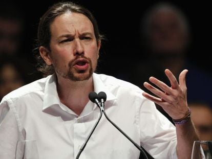 Podemos (&#039;We can&#039;) Secretary General Pablo Iglesias makes his speech during a party meeting in the Andalusian capital of Seville January 17, 2015. REUTERS/Marcelo del Pozo (SPAIN - Tags: POLITICS)