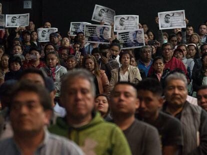 Locatarios en la reunión con la jefa de gobierno, Claudia Sheimbaun, este viernes.