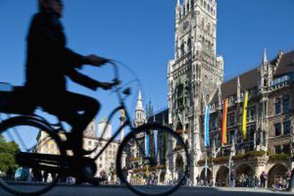 Un ciclista cruzando la Marienplatz, en Múnich,