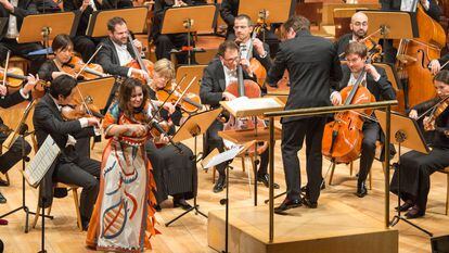 La violinista Patricia Kopatchinskaja y director Jakub Hrůša con integrantes de la Sinfónica de Bamberg, el pasado jueves en Zaragoza.