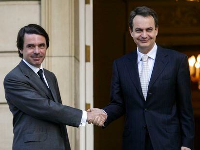 El presidente del Gobierno en funciones, José María Aznar, junto al líder del PSOE, José Luis Rodríguez Zapatero, a su llegada al Palacio de la Moncloa, durante la última reunión antes del traspaso de poderes, celebrada el abril de 2004.