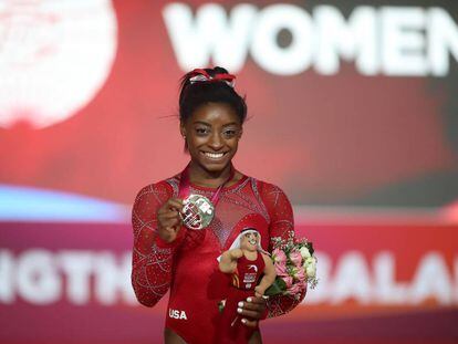 Simone Biles posa con su medalla durante una competición en Doha a finales de 2018.