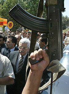 Abu Mazen llega escoltado al edificio del Parlamento palestino en Ramala.