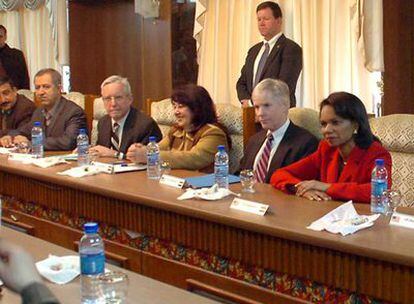 La secretaria de Estado estadounidense, Condoleezza Rice (a la derecha), junto al embajador norteamericano en Irak, Ryan Crocker, y representantes kurdos, suníes y turcos en la reunión de Kirkuk.