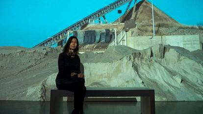 La artista Lara Almarcegui, junto al vídeo 'Gravera' (2021), en el Centre d’Art la Panera, en Lleida.