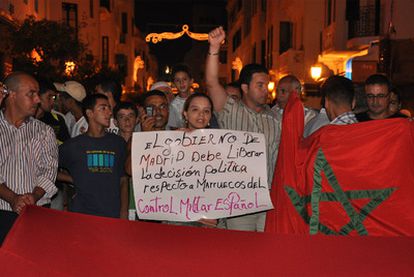 Concentración de protesta celebrada el domingo ante el Consulado de España en Tetuán.