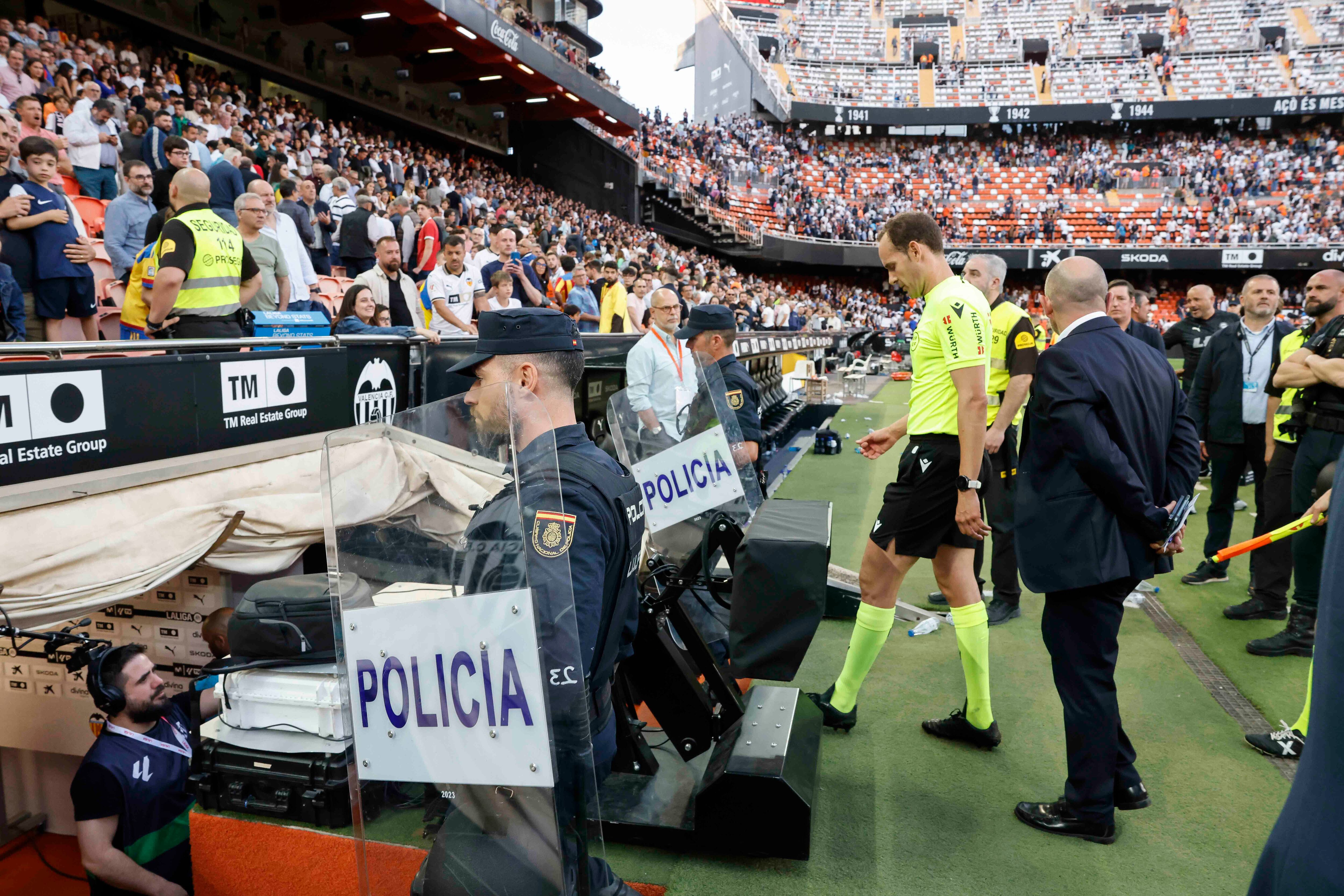 El árbitro Melero López entra en el túnel de vestuarios al finalizar el encuentro.